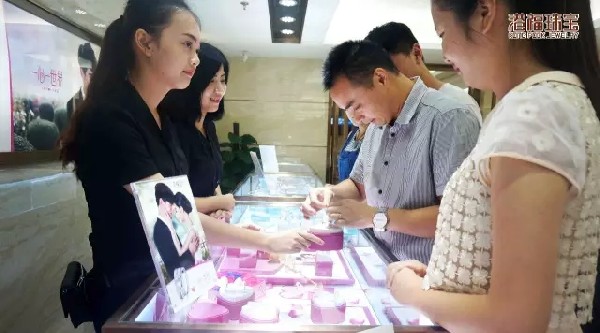 港福珠寶《一心一世界Ⅱ》鉆石情侶對(duì)戒系列新品火爆熱銷，備受追捧！