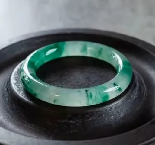 獨(dú)龍玉與翡翠哪個(gè)值錢?哪個(gè)更具投資價(jià)值?