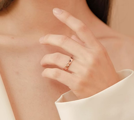 女人戒指戴哪只手聚財(cái)？教你如何佩戴