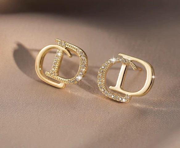18k金耳釘多少錢(qián)一對(duì)？款式、品牌不同價(jià)格揭秘