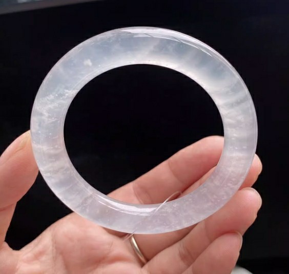 金絲玉和翡翠玉誰更好一點?分別適合哪些不同人群佩戴?