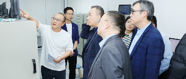 資訊丨國(guó)家珠寶玉石首飾檢驗(yàn)集團(tuán)有限公司黨委書(shū)記、董事長(zhǎng)王寶民，深圳實(shí)驗(yàn)室主任丁汀一行蒞臨港福調(diào)研指導(dǎo)